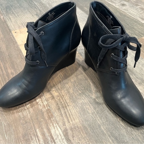 Lauren Ralph Lauren Tamia Black Leather Lace Up Booties Size 7B - Picture 3 of 8